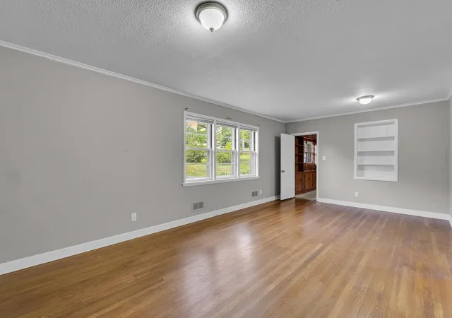 Photo 3 of Single family home for sale at 126 Holly Dr, Spartanburg, SC 29301 | MLS# SPN341829 | Listing updated on 2026-09-18