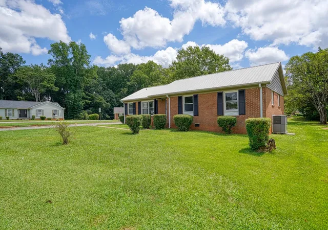 Photo 3 of Single family home for sale at 411 Vanderbilt Rd, Spartanburg, SC 29301 | MLS# SPN341836 | Listing updated on 2026-09-18