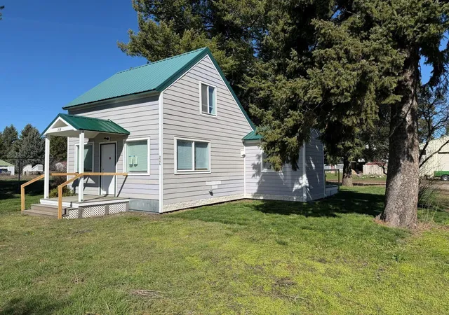 Single family home for sale at 206 W Pearl St, Oakesdale, WA 99158 | MLS# 202615805