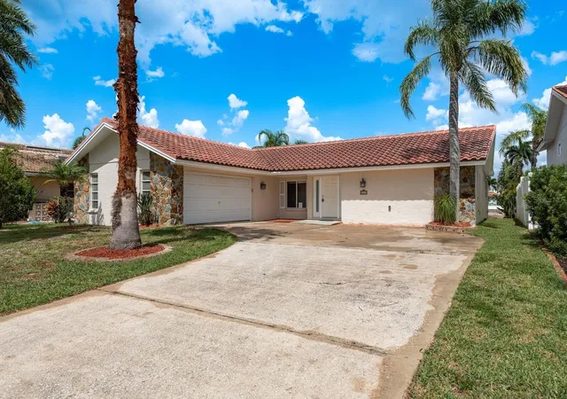 Photo 2 of Single family home for sale at 5008 Glenn Dr, New Port Richey, FL 34652 | MLS# TB8400878 | Listing updated on 2026-10-18