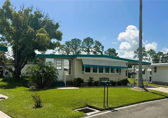 Photo 2 of Manufactured home for sale at 136 Dogwood Trl, Leesburg, FL 34748 | MLS# R4909786 | Listing updated on 2026-10-22