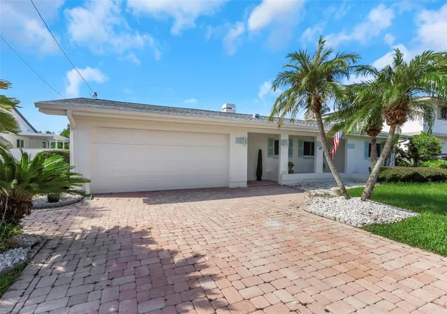 Photo 3 of Single family home for sale at 220 Driftwood Dr S, Palm Harbor, FL 34683 | MLS# W7878564 | Listing updated on 2026-10-06