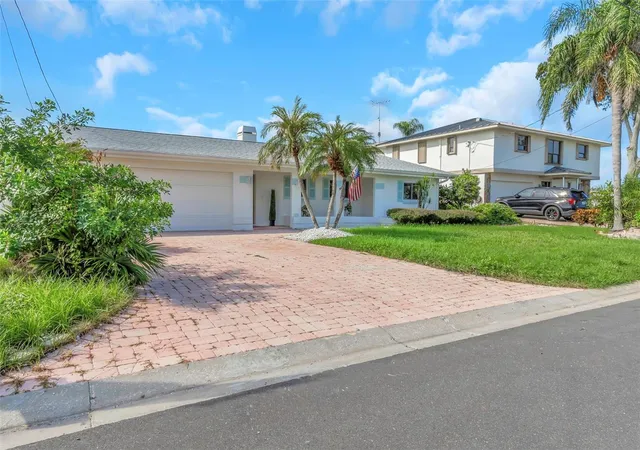 Photo 3 of Single family home for sale at 220 Driftwood Dr S, Palm Harbor, FL 34683 | MLS# W7878564 | Listing updated on 2026-10-06
