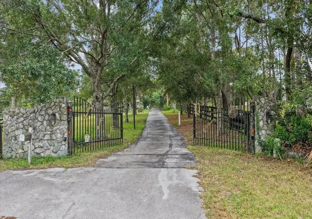 Photo 3 of Manufactured home for sale at 470 Fay Ave, Spring Hill, FL 34609 | MLS# W7879671 | Listing updated on 2026-10-08