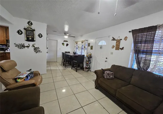 Photo 4 of Single family home for sale at 3902 Castell Dr, Orlando, FL 32810 | MLS# O6355444 | Listing updated on 2026-09-08
