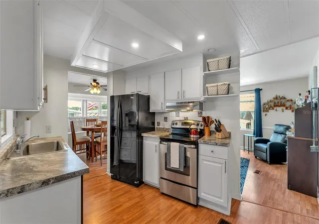 Photo 3 of Manufactured home for sale at 924 Elizabeth Ln, Lakeland, FL 33809 | MLS# L4957593 | Listing updated on 2026-09-18