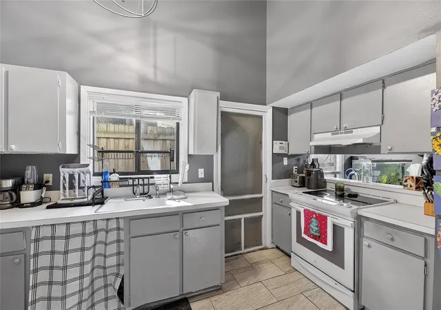 Photo 4 of Condo for sale at 5601 Ashley Oaks Dr #6, Tampa, FL 33617 | MLS# TB8454122 | Listing updated on 2026-09-26