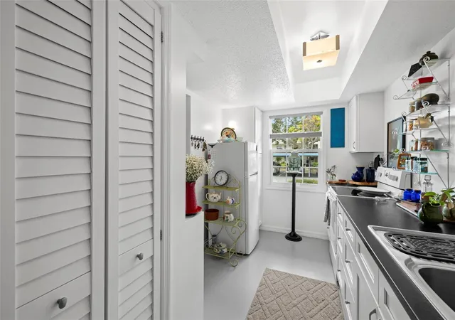 Listing Photo 5 - Condo for sale in building located at 300 Clyde Ln, Dunedin, FL 34698 - Unit #106