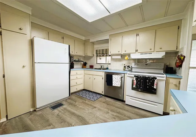 Photo 4 of Manufactured home for sale at 407 Palo Verde Dr, Leesburg, FL 34748 | MLS# R4910498 | Listing updated on 2026-10-03