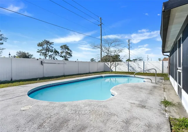 Photo 3 of Single family home for sale at 105 Dorchester Ct, Kissimmee, FL 34758 | MLS# O6374667 | Listing updated on 2026-10-14