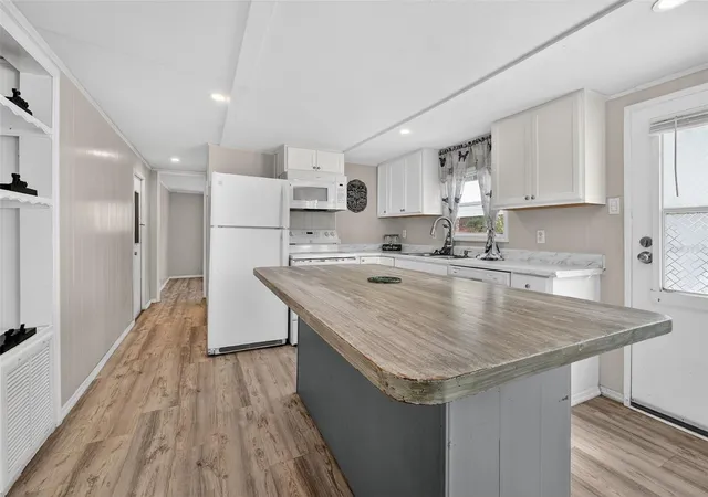 Photo 2 of Manufactured home for sale at 5413 Isabelle Ave, Port Orange, FL 32127 | MLS# V4947017 | Listing updated on 2026-09-18