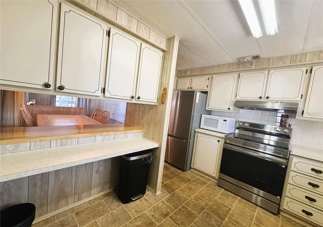 Photo 4 of Manufactured home for sale at 133 Hibiscus Way, Leesburg, FL 34748 | MLS# R4910716 | Listing updated on 2026-09-16
