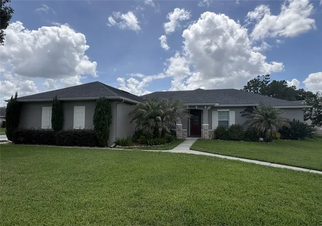 Photo 1 of Single family home for sale at 2118 Edgewater Cir, Winter Haven, FL 33880 | MLS# TB8480830 | Listing updated on 2026-09-08