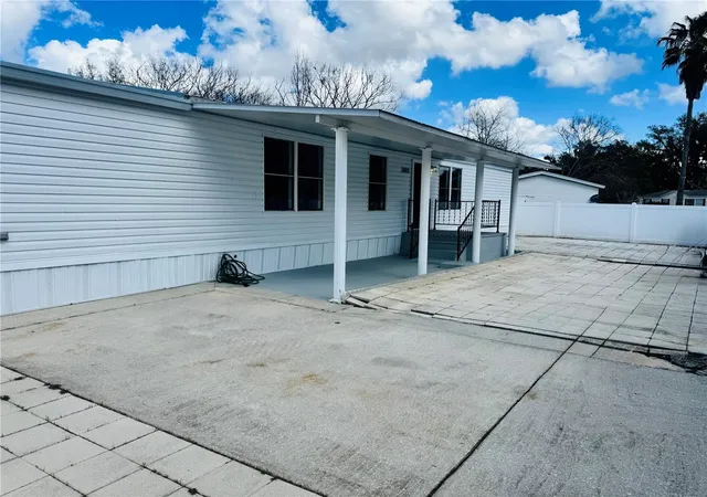 Photo 4 of Manufactured home for sale at 4822 Rolling Meadow Dr, Lakeland, FL 33810 | MLS# B4902202 | Listing updated on 2026-09-17
