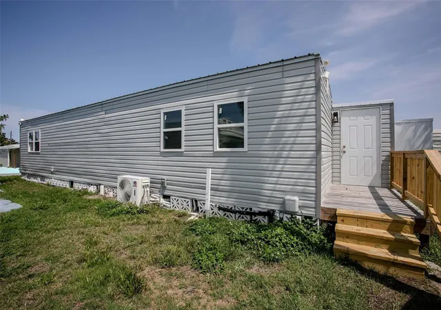Photo 4 of Manufactured home for sale at 410 W 51st Avenue Dr, Bradenton, FL 34207 | MLS# A4686631 | Listing updated on 2026-09-17