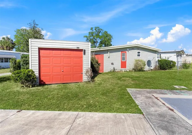 Photo 2 of Sale Pending at 2621 Carpenter Pl, Leesburg, FL 34748 | MLS# G5110243 | Listing updated on 2026-09-22