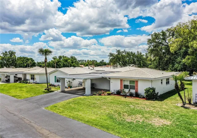 Listing Photo 4 - Condo for sale in building located at 652 Cottage Ln, LAKELAND, FL 33803