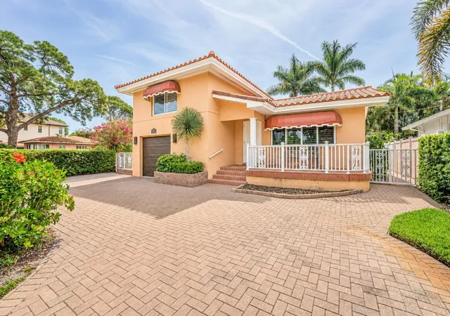 Photo 1 of Single family home for sale at 243 Snell Isle Blvd Ne, Saint Petersburg, FL 33704 | MLS# TB8496115 | Listing updated on 2026-09-10