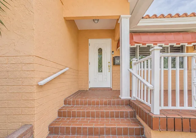 Photo 2 of Single family home for sale at 243 Snell Isle Blvd Ne, Saint Petersburg, FL 33704 | MLS# TB8496115 | Listing updated on 2026-09-10