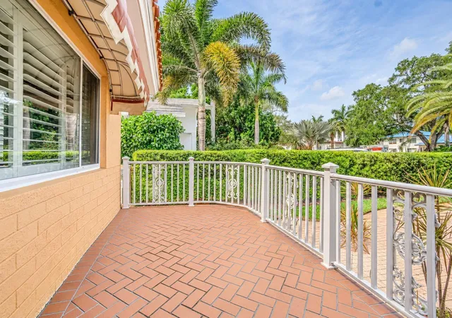 Photo 3 of Single family home for sale at 243 Snell Isle Blvd Ne, Saint Petersburg, FL 33704 | MLS# TB8496115 | Listing updated on 2026-09-10