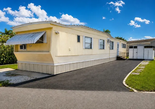 Photo 2 of Manufactured home for sale at 6580 Seminole Blvd #727, Seminole, FL 33772 | MLS# TB8498675 | Listing updated on 2026-09-16