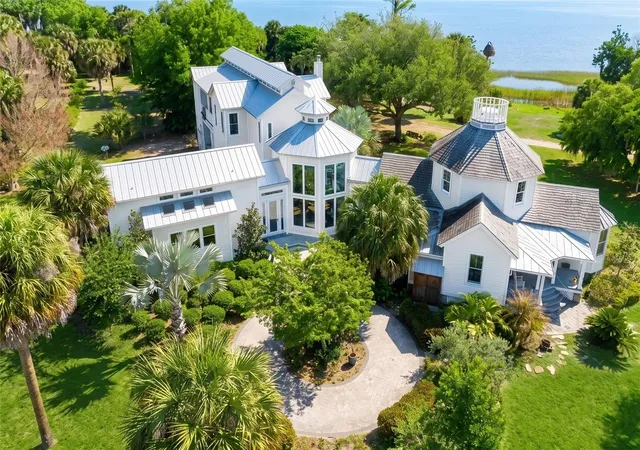 Photo 2 of Mansion for sale at 7950 Bannon Fish Camp Rd, Haines City, FL 33844 | MLS# L4961212 | Listing updated on 2026-09-16