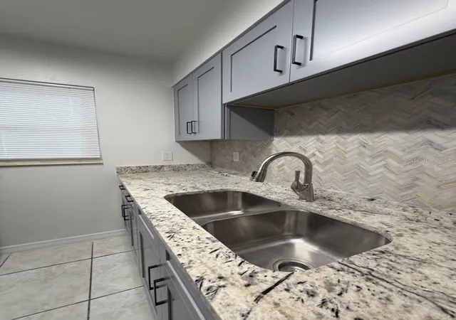 Listing Photo 4 - Condo for sale in building located at 827 Sky Lake Cir, ORLANDO, FL 32809 - Unit #A