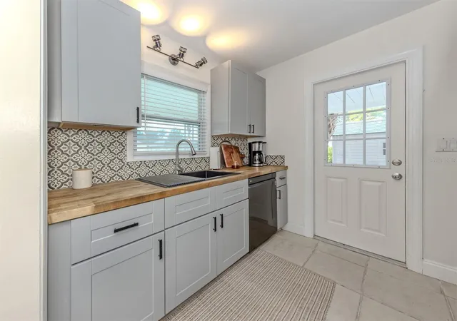 Photo 3 of Single family home for sale at 929 Cypress Ave, Venice, FL 34285 | MLS# N6144259 | Listing updated on 2026-09-17