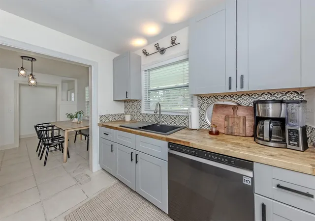 Photo 4 of Single family home for sale at 929 Cypress Ave, Venice, FL 34285 | MLS# N6144259 | Listing updated on 2026-09-17