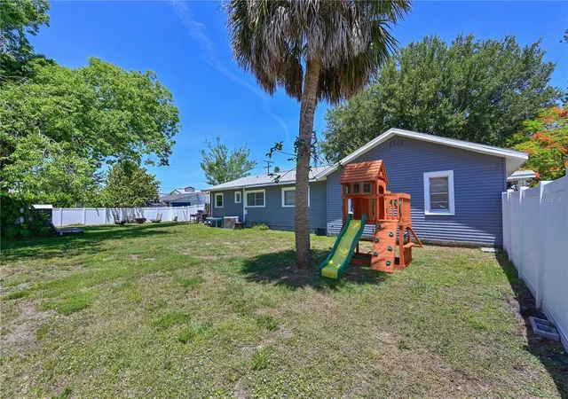 Photo 3 of Single family home for sale at 1423 12th Avenue W, Palmetto, FL 34221 | MLS# A4693153 | Listing updated on 2026-10-07