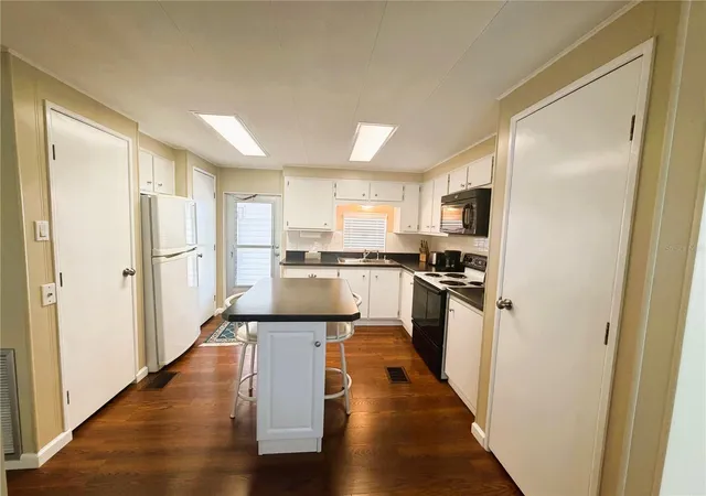 Photo 4 of Manufactured home for sale at 340 Palo Verde Dr, Leesburg, FL 34748 | MLS# R4911245 | Listing updated on 2026-10-22