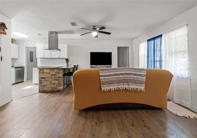 Photo 3 of Sale Pending at 1009 Se 20th Street, Gainesville, FL 32641 | MLS# GC540404 | Listing updated on 2026-09-17