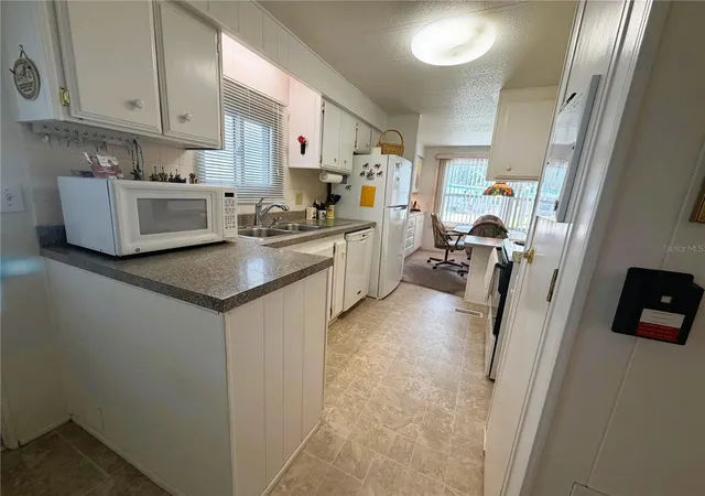 Photo 3 of Manufactured home for sale at 111 Chestnut St, Leesburg, FL 34748 | MLS# R4911297 | Listing updated on 2026-09-24