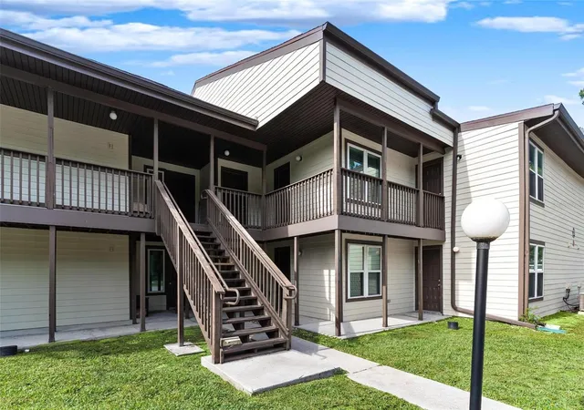 Listing Photo 5 - Condo for sale in building located at 23202 Sandalwood Dr, WILDWOOD, FL 34785 - Unit #202