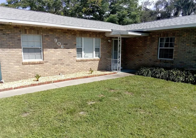 Photo 3 of Single family home for sale at 906 Oak Dr, Leesburg, FL 34748 | MLS# W7886051 | Listing updated on 2026-09-18