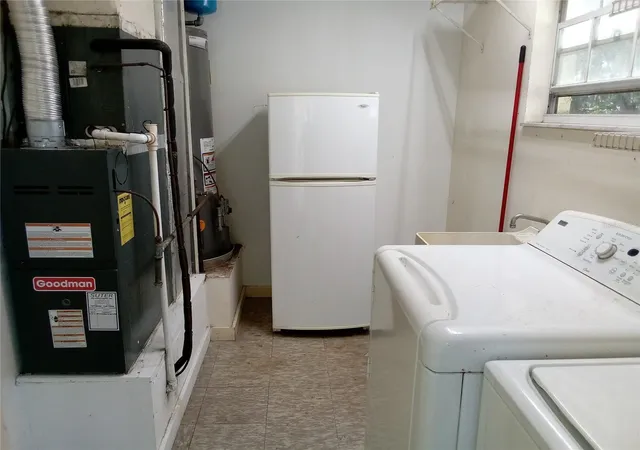 Photo 4 of Single family home for sale at 906 Oak Dr, Leesburg, FL 34748 | MLS# W7886051 | Listing updated on 2026-09-18