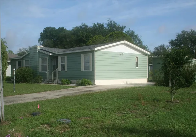 Photo 3 of Manufactured home for sale at 10035 Se 126th Lane, Belleview, FL 34420 | MLS# OM725573 | Listing updated on 2026-09-17