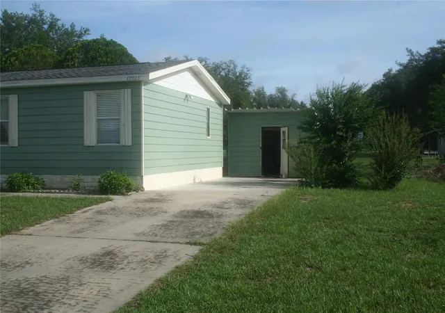 Photo 3 of Manufactured home for sale at 10035 SE 126th Lane, Belleview, FL 34420 | MLS# OM725573 | Listing updated on 2026-09-17