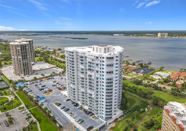 Listing Photo 5 - Condo for sale in building located at 2 Oceans W Blvd, Daytona Beach Shores, FL 32118 - Unit #300