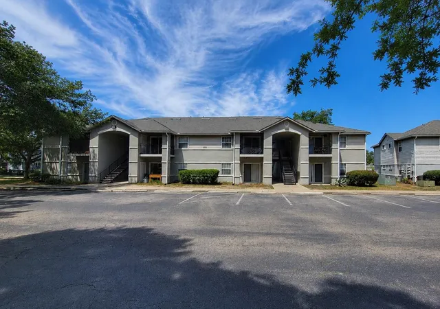 Listing Photo 2 - Condo for sale in building located at 3705 Sw 27Th St, Gainesville, FL 32608 - Unit #818