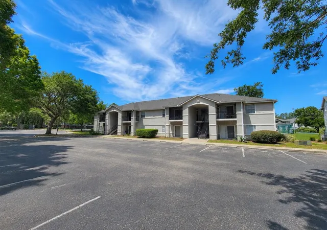 Listing Photo 3 - Condo for sale in building located at 3705 Sw 27Th St, Gainesville, FL 32608 - Unit #818