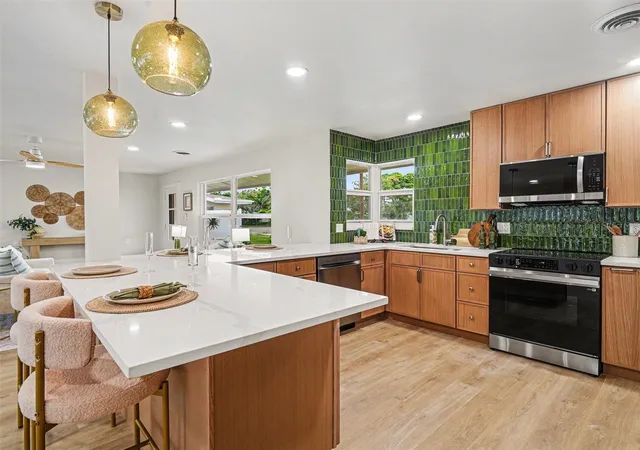 Photo 2 of Single family home for sale at 9911 Royal Palm Dr, Bradenton, FL 34210 | MLS# TB8515238 | Listing updated on 2026-09-17