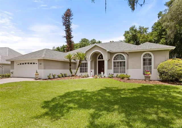 Photo 2 of Single family home for sale at 1521 Edgewater Dr, Mount Dora, FL 32757 | MLS# O6414817 | Listing updated on 2026-09-28