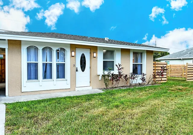 Photo 4 of Single family home for sale at 307 Southland Rd, Venice, FL 34293 | MLS# A4697055 | Listing updated on 2026-10-09
