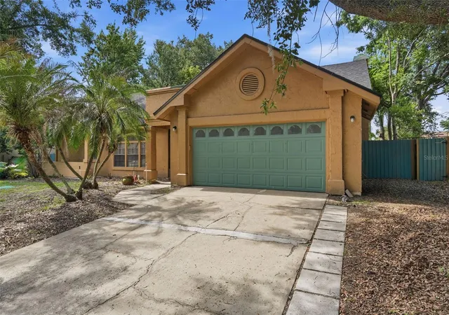 Photo 3 of Sale Pending at 733 Swaying Palm Dr, Apopka, FL 32712 | MLS# O6418203 | Listing updated on 2026-09-08