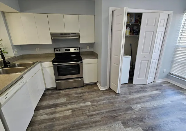 Photo 3 of Townhouse for sale at 13817 Stone Ml Way, Tampa, FL 33613 | MLS# A4697670 | Listing updated on 2026-09-09
