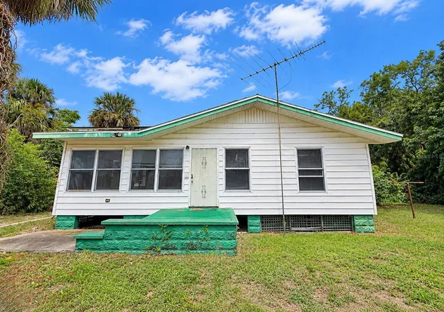 Single family home for sale at 1805 E Orange Ave, EUSTIS, FL 32726 | MLS# S5152275
