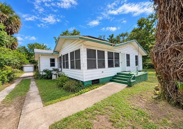 Photo 2 of Single family home for sale at 1805 E Orange Ave, Eustis, FL 32726 | MLS# S5152275 | Listing updated on 2026-09-19