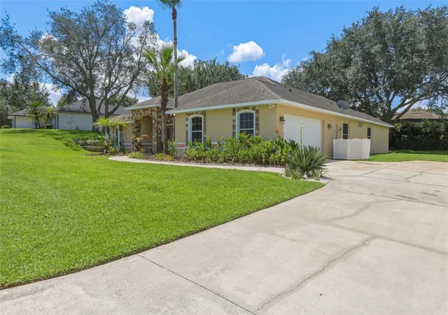 Photo 3 of Single family home for sale at 11340 Alameda Sandra Dr, Clermont, FL 34711 | MLS# O6423688 | Listing updated on 2026-10-22