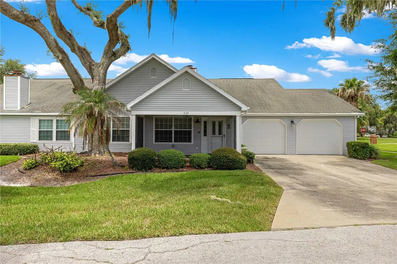 Listing Photo 1 - Condo for sale in 925 Beverly Harbors Dr located at 925 Beverly Harbors Dr, LEESBURG, FL 34748 - Unit 925 Beverly Harbors Dr